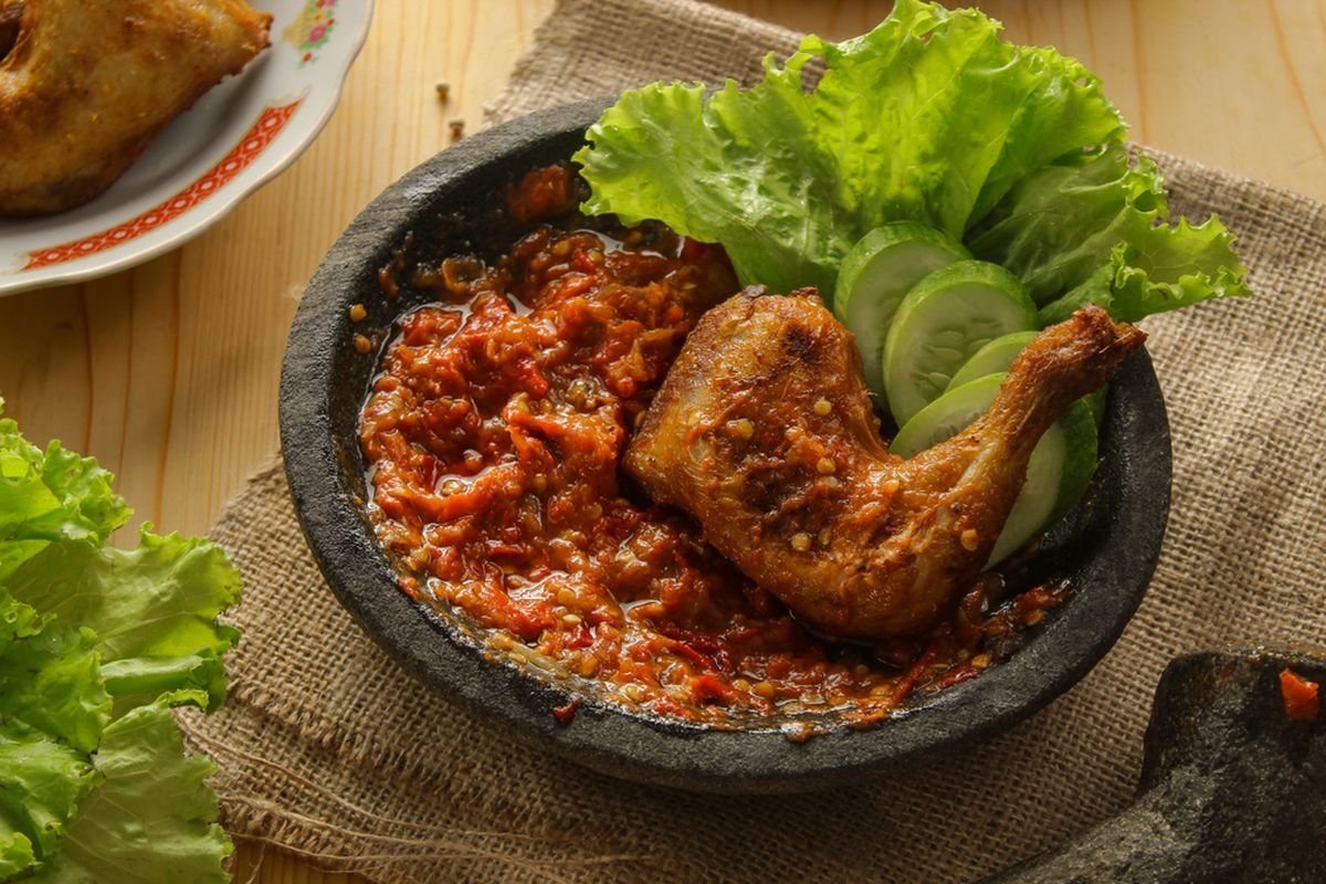 Sambal Terasi Meledak, Ayam Penyet Ini Viral!